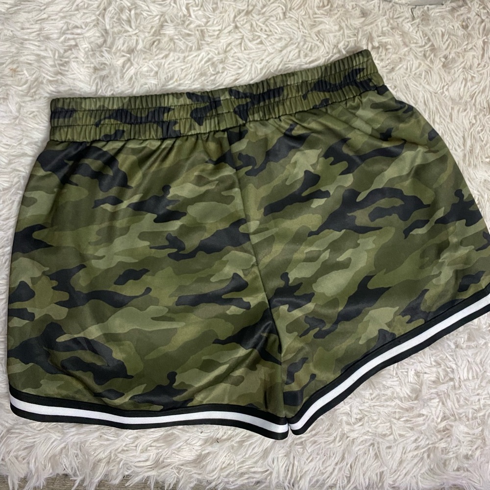 Camo Shorts 💕 - Picture 3 of 6